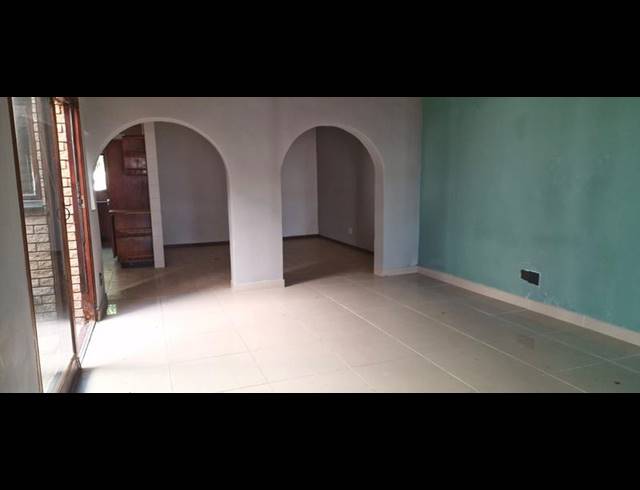 3 BEDROOM TOWNHOUSE FOR SALE IN MARGATE BEACH